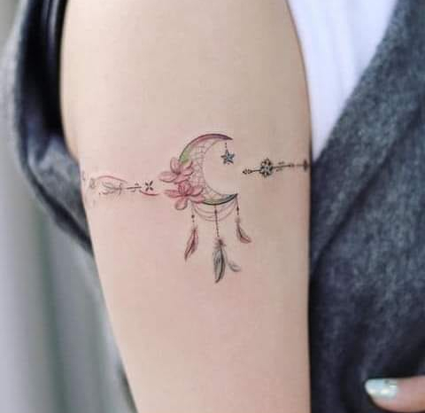 Delicato tatuaggio della luna che chiama angeli intorno al braccio
