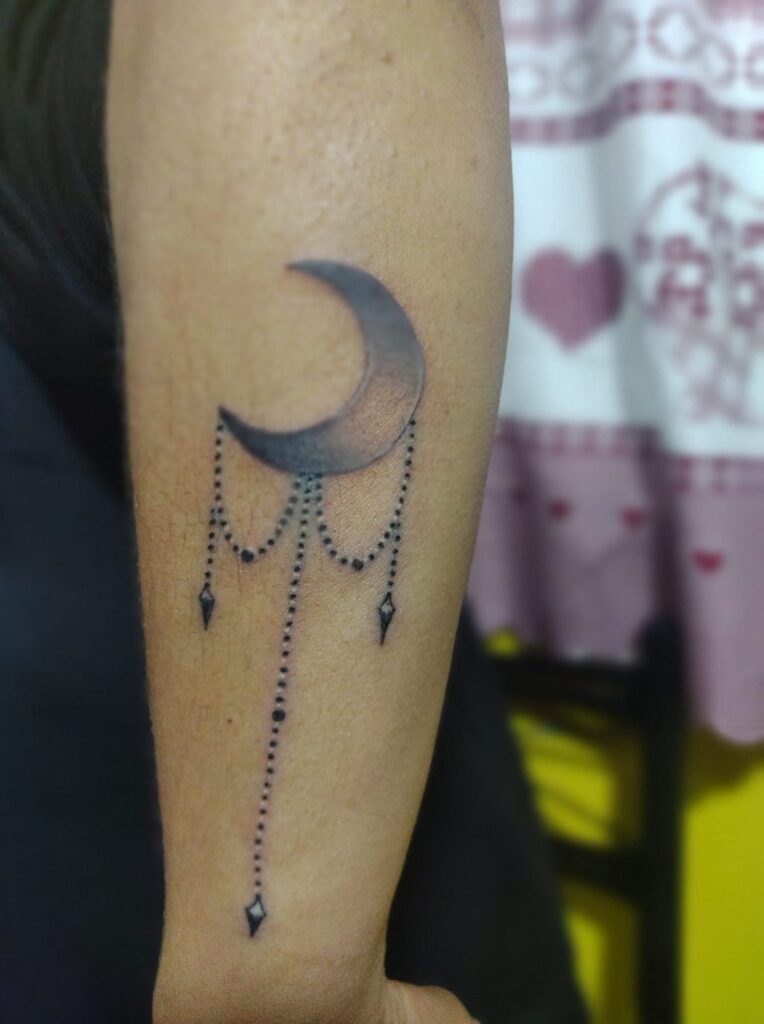 Tatuaje de Luna y colgantes