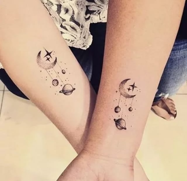 Luna e pianeti tatuati su entrambe le braccia