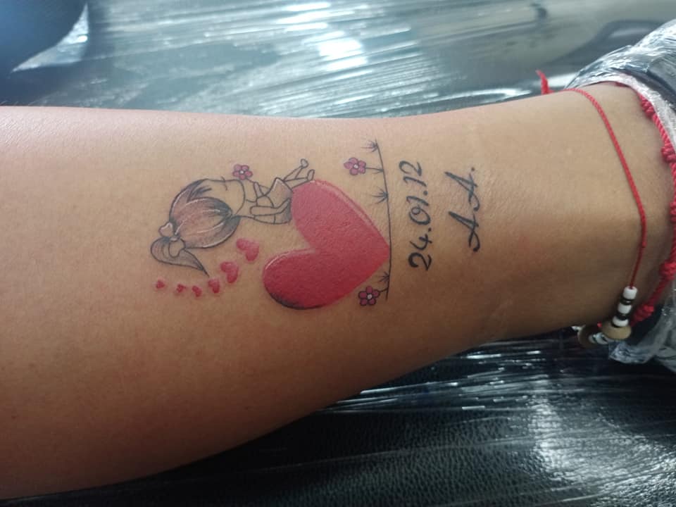 Tattoo von Mutter, Kind, Familie, Herz, Nina, Datum und Initialen