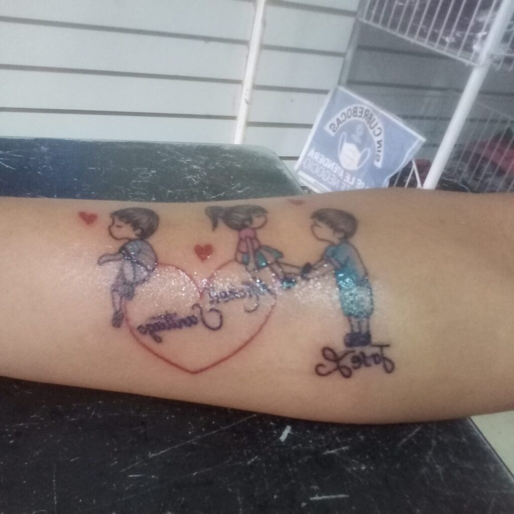 Tatuagem de mães filhos família três filhos e coração