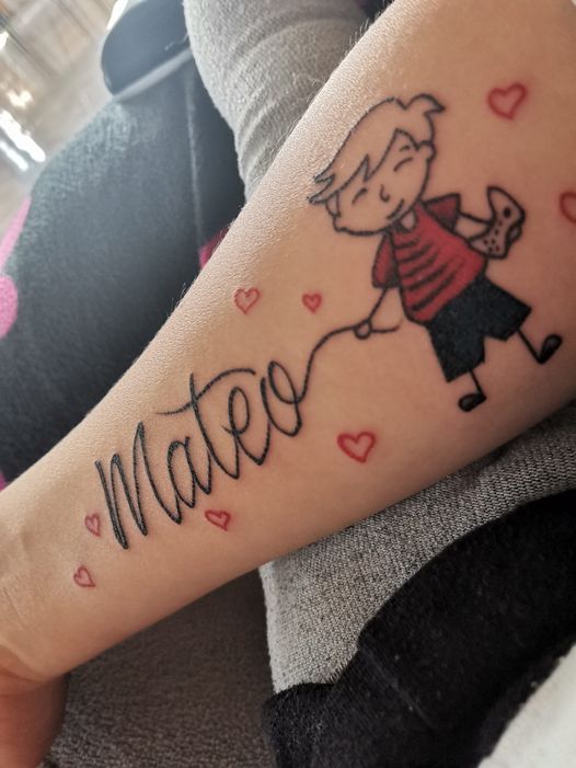 Tattoo von Müttern und Kindern. Familieninschrift Mateo und Kind