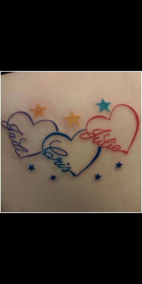 Tatuagem de Mães Filhos Família três corações com nomes Julio Cris e Jadi