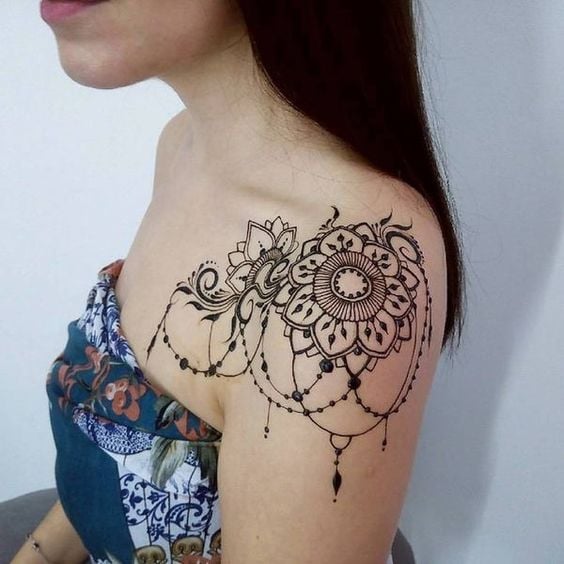 Mandala tatuaggio all'hennè sulla spalla