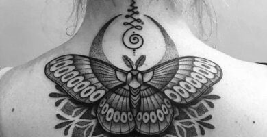 Tatuaje de Mandala Grande en espalda conbinado con mariposa polilla y luna