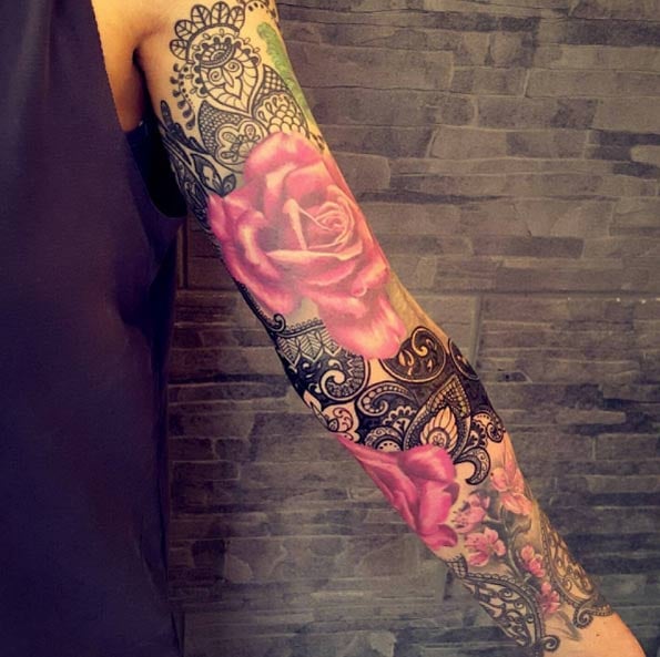 Tatouage de manche de fleur rose et de motifs noirs