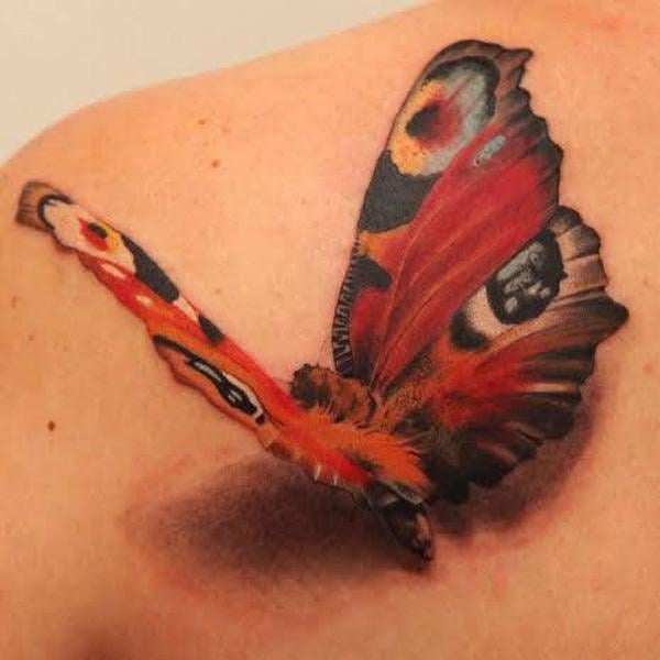 鎖骨に赤い蝶の 3D タトゥー