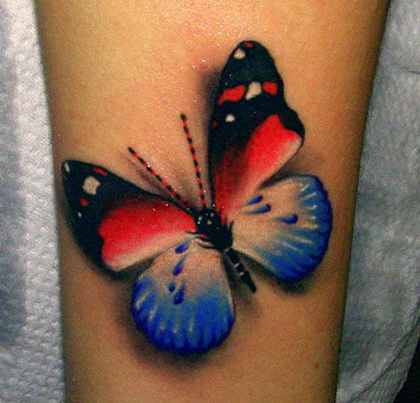 Tatuaggio farfalla 3D rossa e blu sul braccio