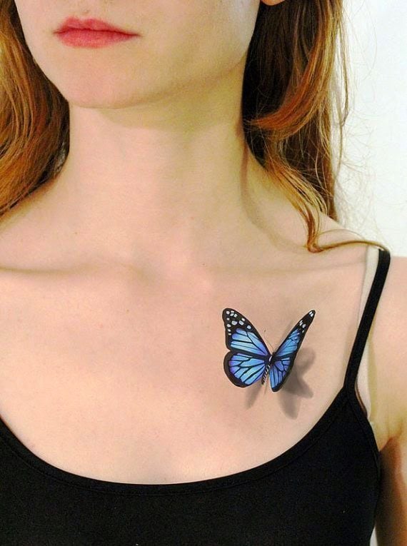 가슴 위의 파란색 3D 나비 문신
