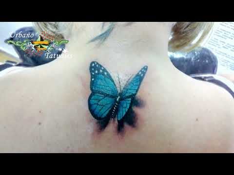 首の下の青い 3D 蝶のタトゥー