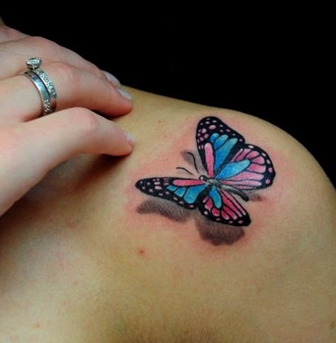어깨에 파란색과 보라색 3D 나비 문신