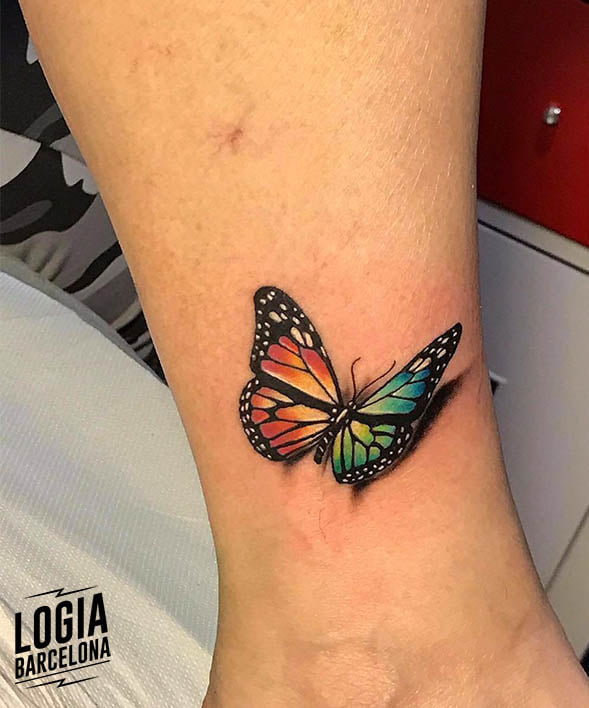 Tatuaggio colorato con farfalla 3D sul polpaccio