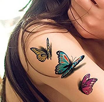 Tre tatuaggi di farfalle 3D sulla spalla e sul braccio