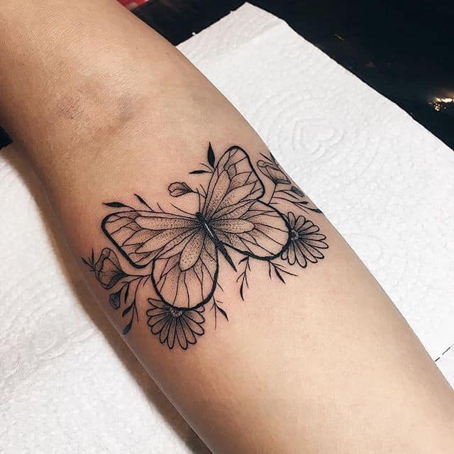 Tatuagem de borboletas de contorno preto