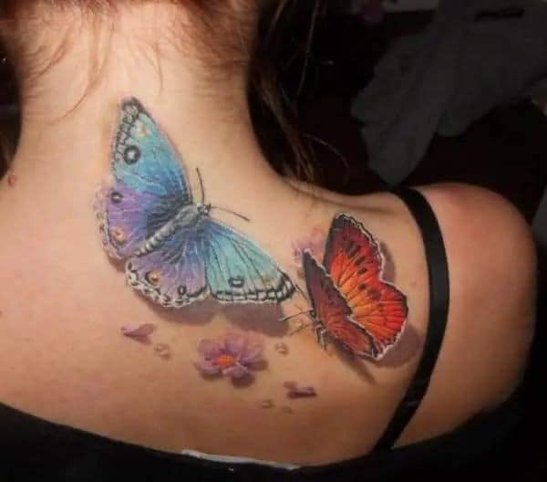 Tatuaje de Mariposas Hermosas Mariposas Naranja Monarca y Azul Violeta con flores violetas en cuello y omoplato