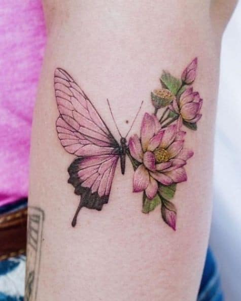 Tatuaje de Mariposas rosa y ala de flores rosas
