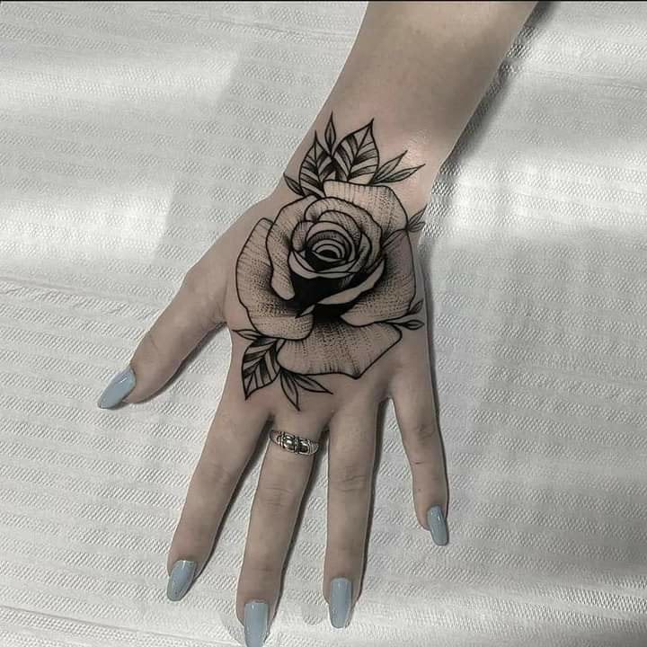 Tatuaje de Rosa Negra en Mano Mujer