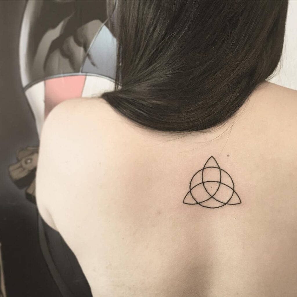 Tatuaggio simbolo celtico Triqueta sulla schiena della donna