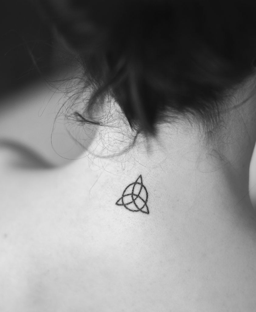 Tatuaje de Simbolo Celta de Triqueta en nuca de mujer