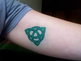 Tatuaggio simbolo celtico Triqueta in verde sul braccio