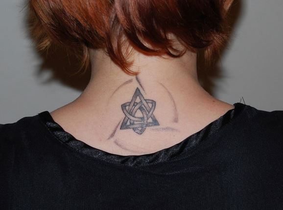 Tatuaggio simbolo celtico Triqueta inscritto in un triangolo sulla parte posteriore del collo