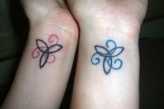 Tatuaje de Simbolo Celta de Triqueta para parejas de solores celeste y rosa en cada muneca