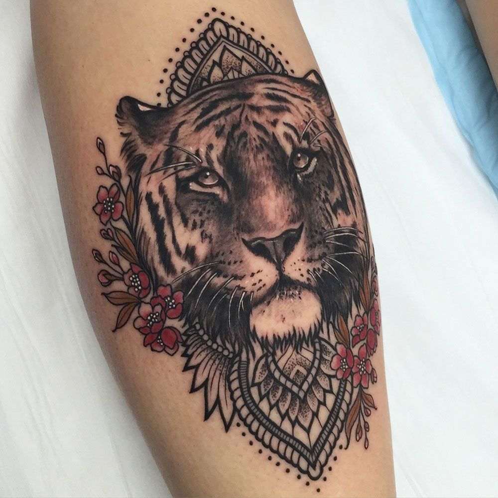 Tatuaje de Tigre con adornos y flores rojas pequenas