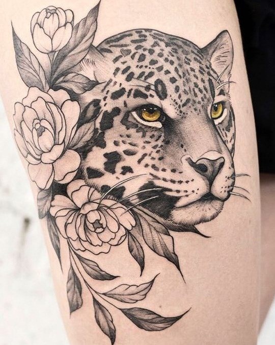 Tatuaje de Tigre con ojos amarillos realista