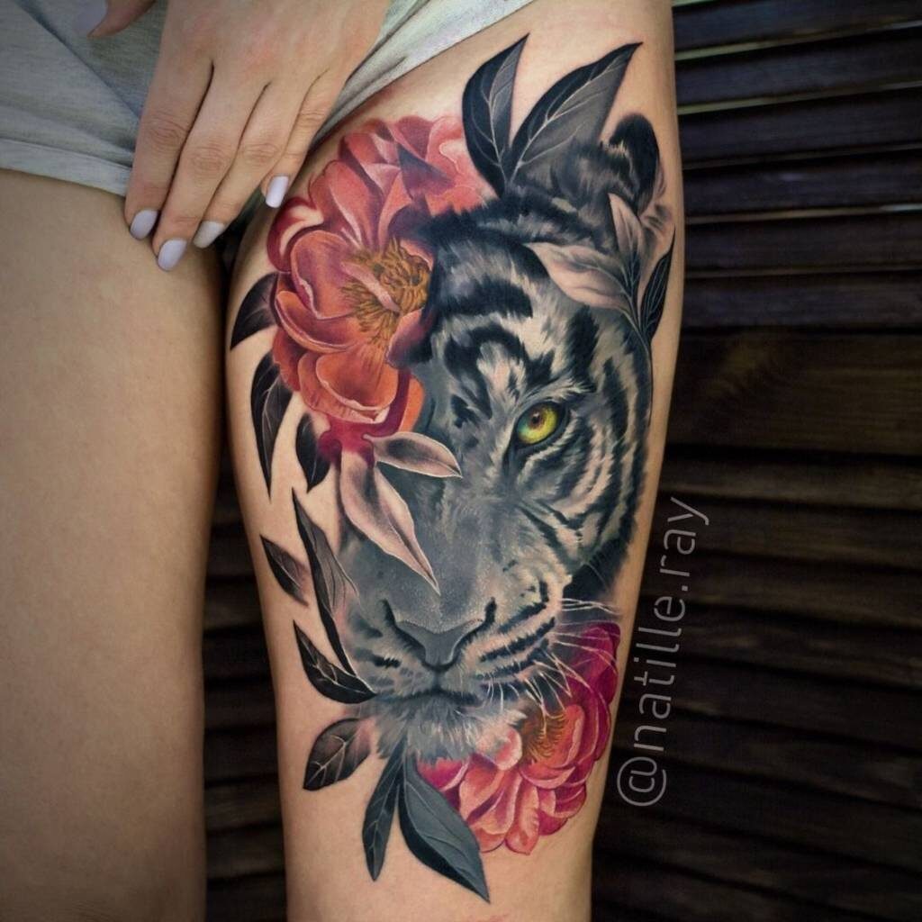 Tatuaje de Tigre negro y flores rojas en muslo