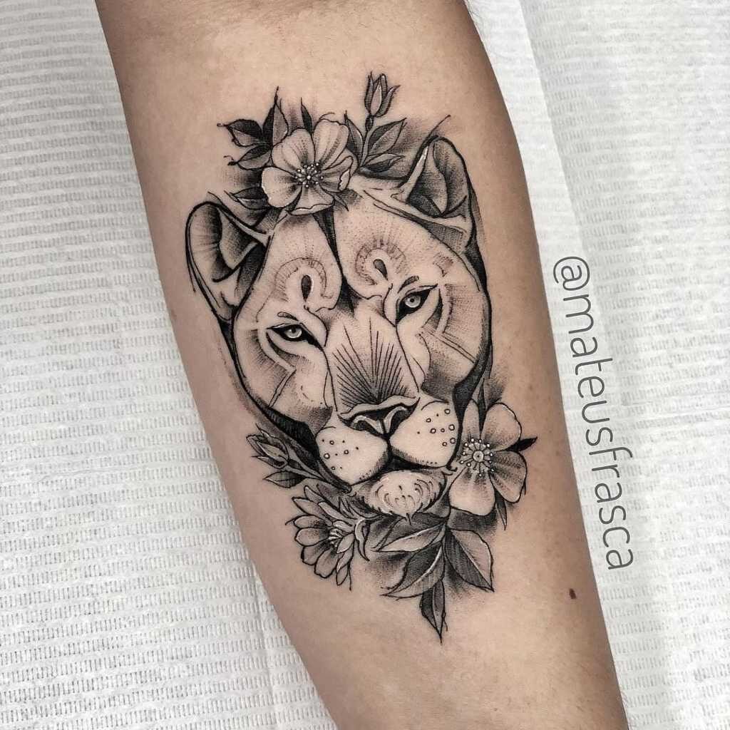 Tatuaje de Tigre y flores