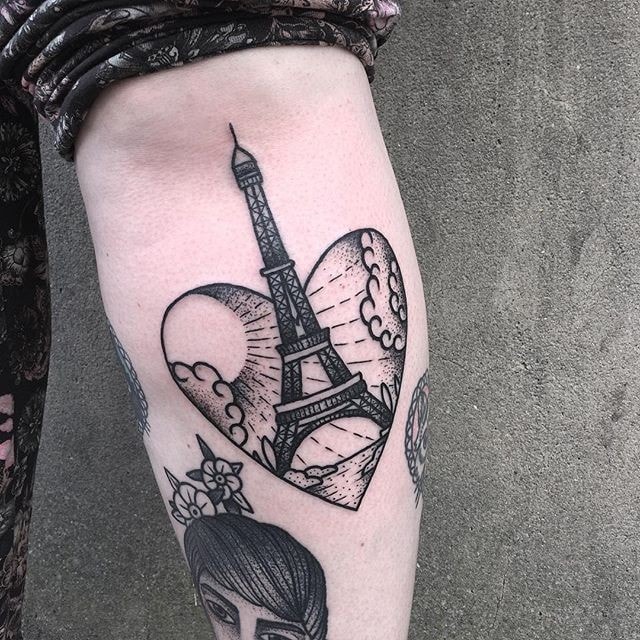 Tatuaggio della Torre Eiffel con cuore in nero