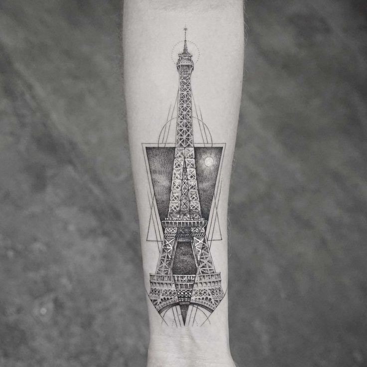 Tatuagem da Torre Eiffel com desenhos geométricos atrás