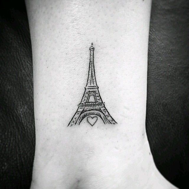 Tatuagem pequena da Torre Eiffel em contorno preto na panturrilha