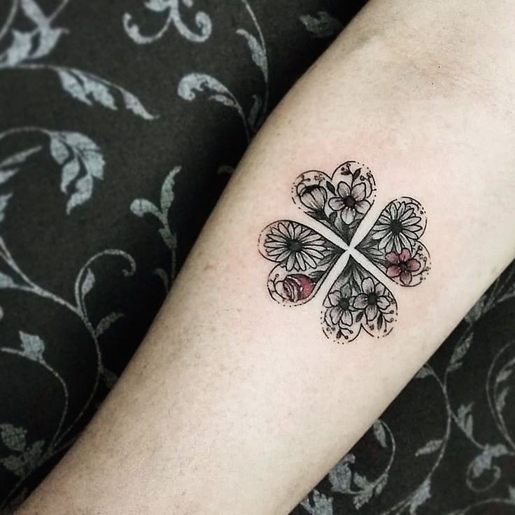Tatuaje de Trebol con detalles en rojo geometrico