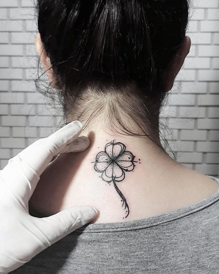 Tatuaje de Trebol de cuatro hojas en cuello mujer