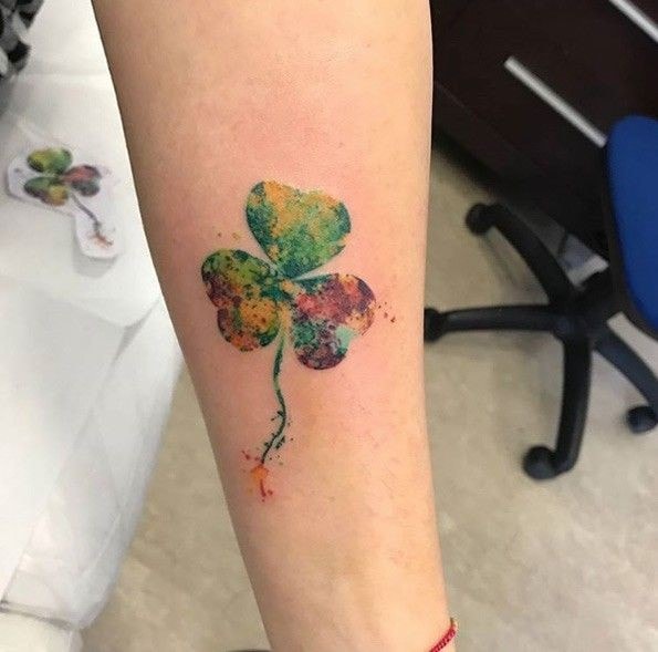 Tatuaje de Trebol de tres hojas a todo color