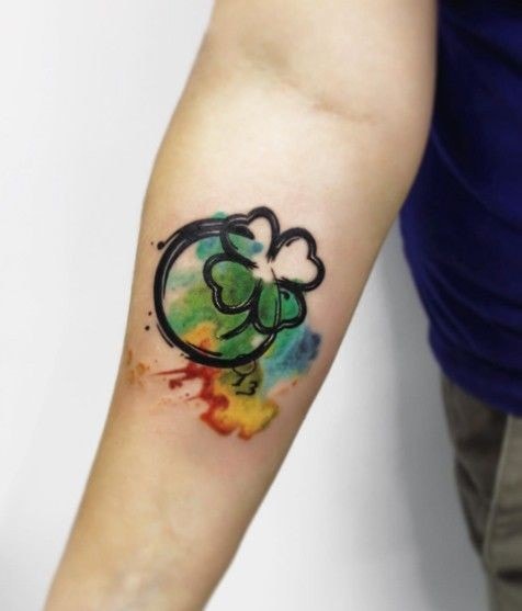 Tatuaje de Trebol en colores con circulo
