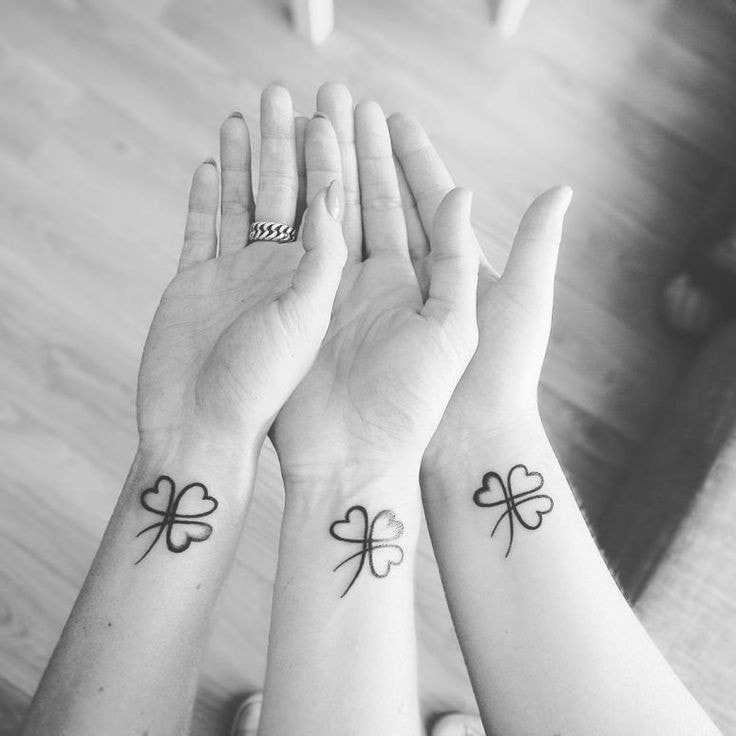 Tatuaje de Trebol para tres amigas en muneca