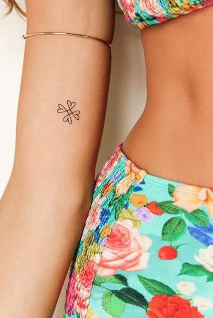 Tatuaje de Trebol pequeno minimalista en brazo