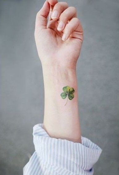 Tatuaje de Trebol pequeno verde en muneca