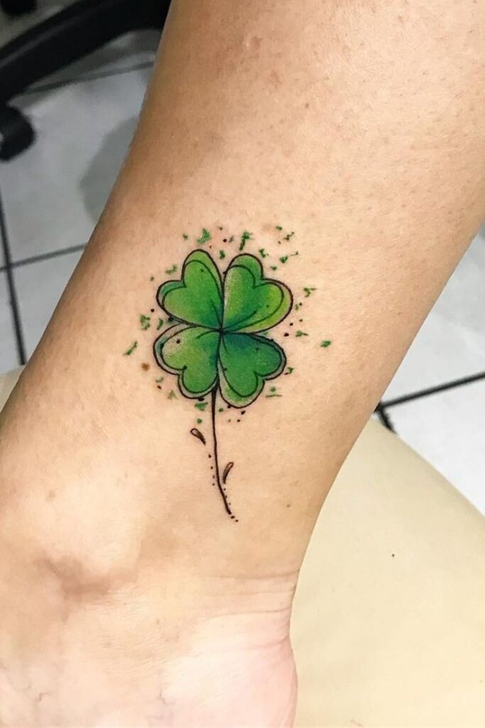 Tatuaje de Trebol verde en muneca 1