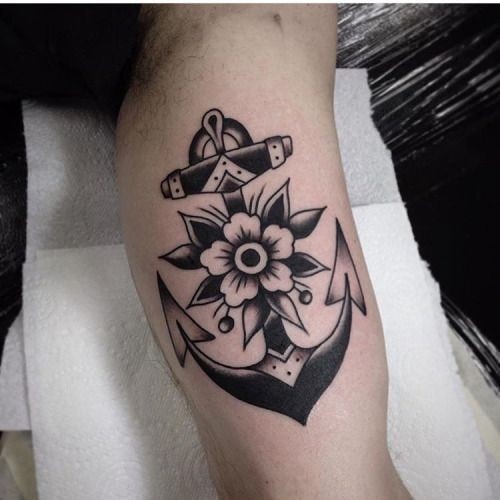 Tatuaje de ancla con flor en el medio