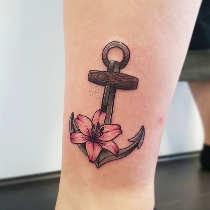 Tatuaje de ancla con flor