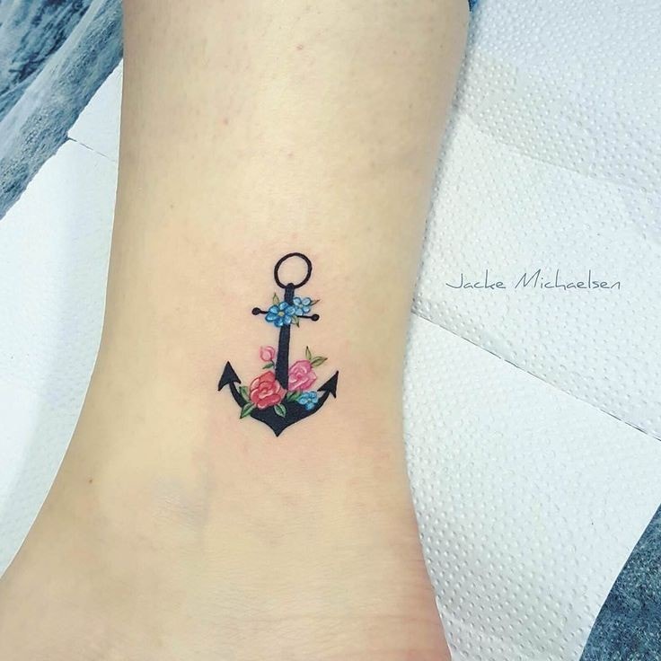 Delicato tatuaggio di ancoraggio minimalista con fiori