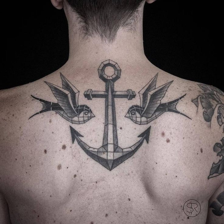 Tatuaje de ancla tipo geometrico en espalda con dos pajaros