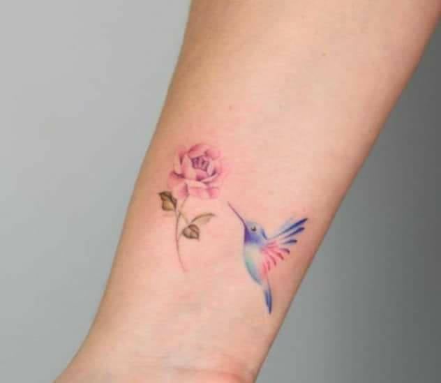 Tatuaje de colibri en el antebrazo