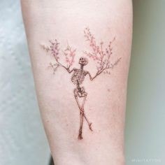 Tatouage squelette dont les bras sont des branches d'arbre