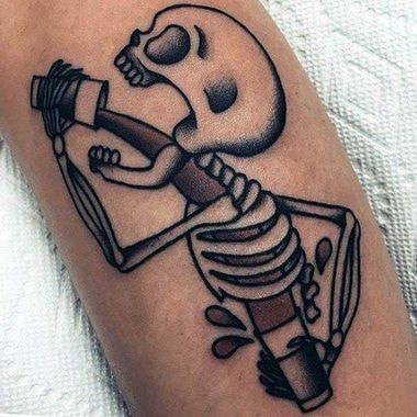 Tatuaje de esqueleto tomando un vaso