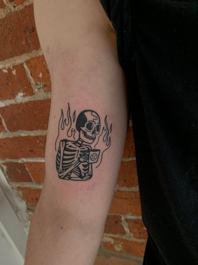 Tatuaje de esqueleto tomando una taza de cafe en el infierno