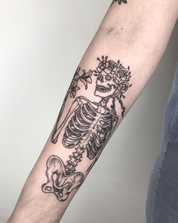 Tatuaje de esqueleto y corona de flores